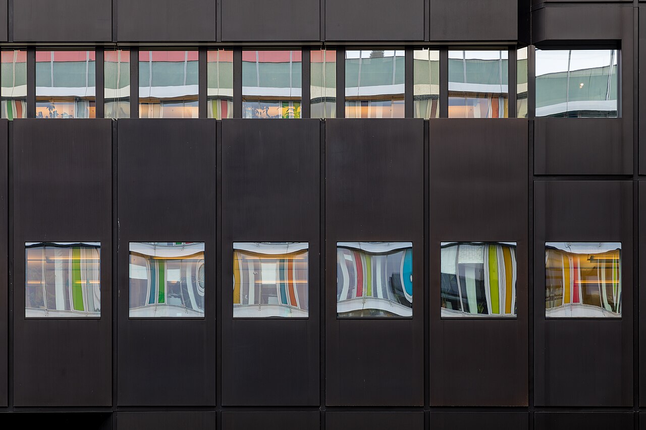 Façade contemporaine d'un immeuble tertiaire