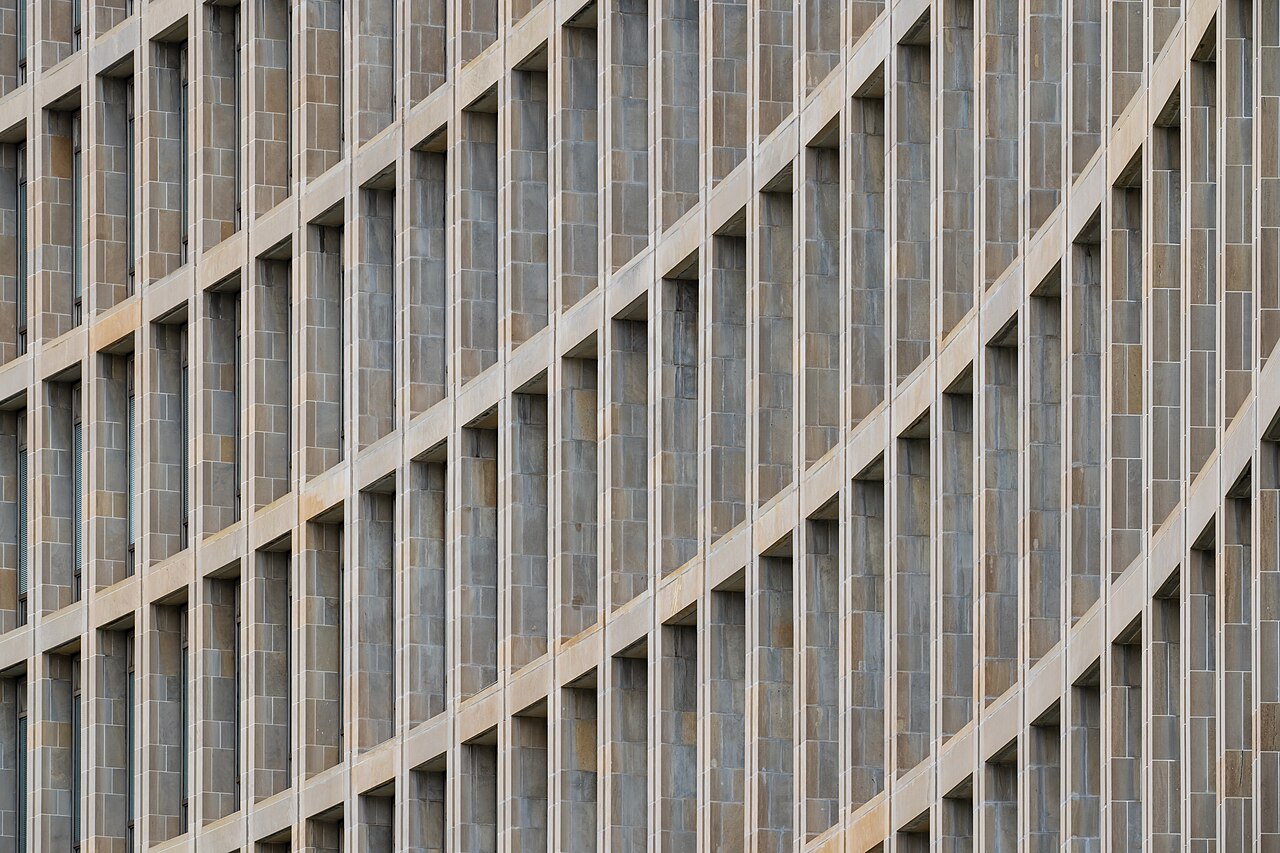 Façade isolée par l'extérieur avec brise-soleil béton