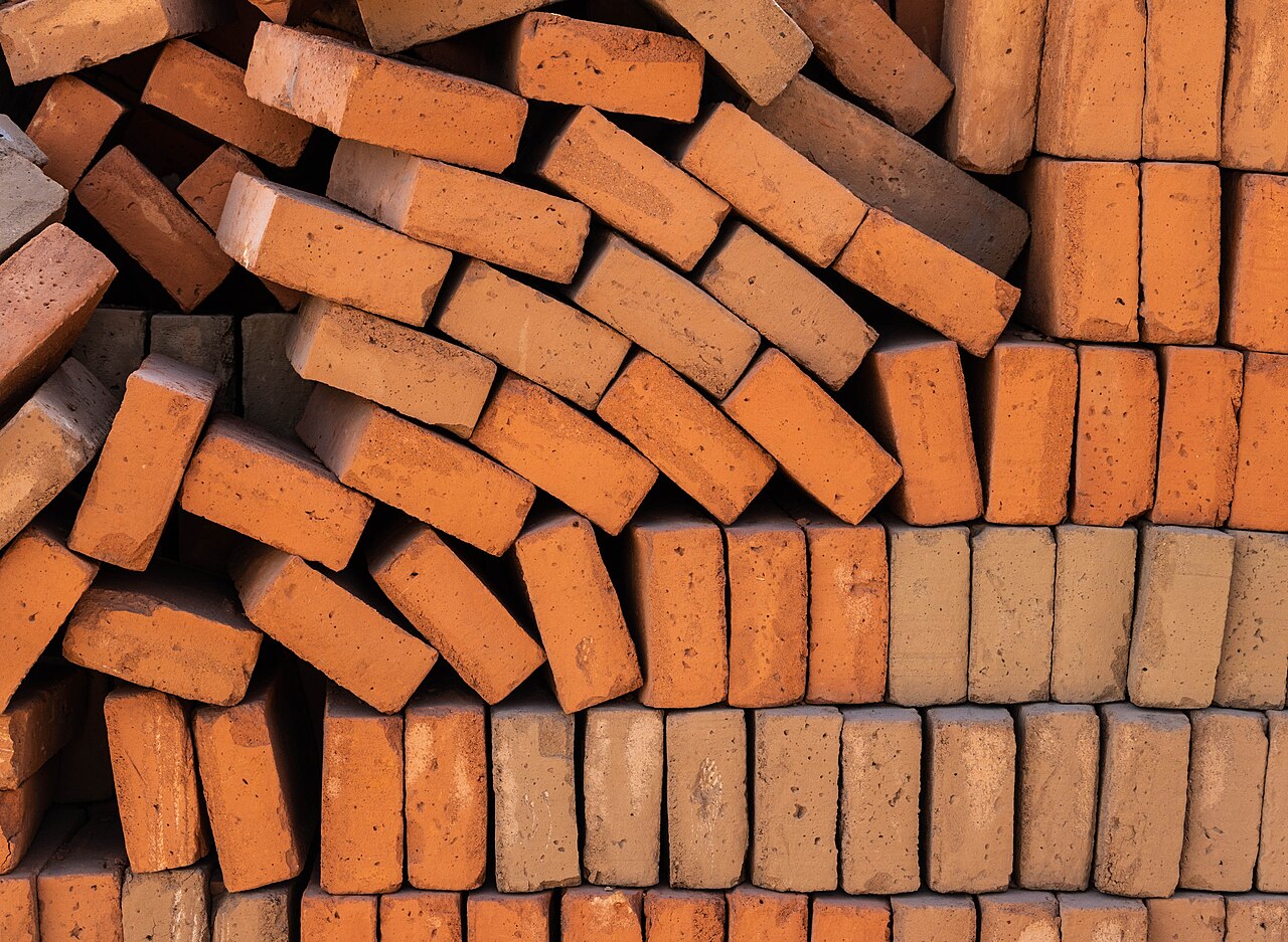 Briques de parement stockées sur un chantier